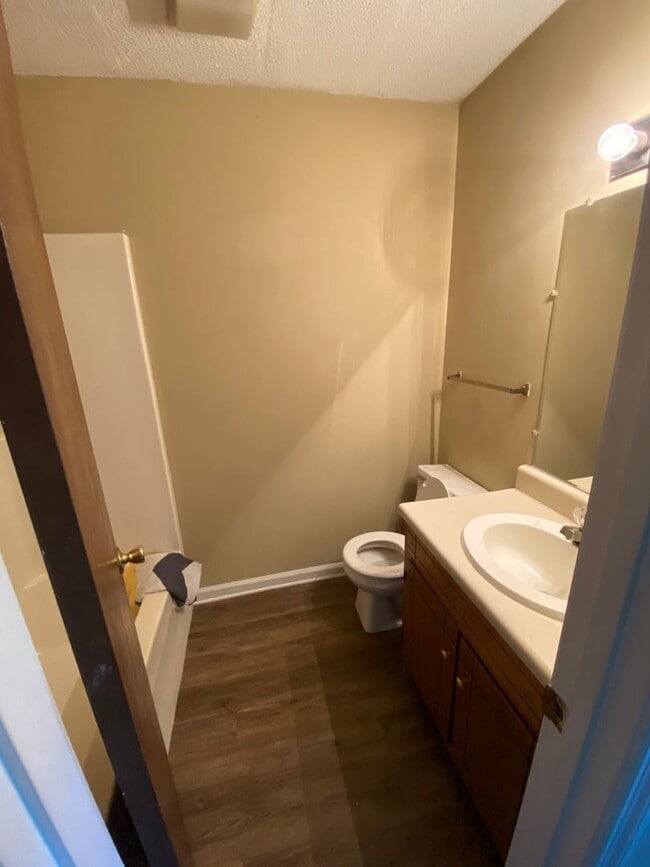 Building Photo - 2 Bedroom 2 Bath Townhouse