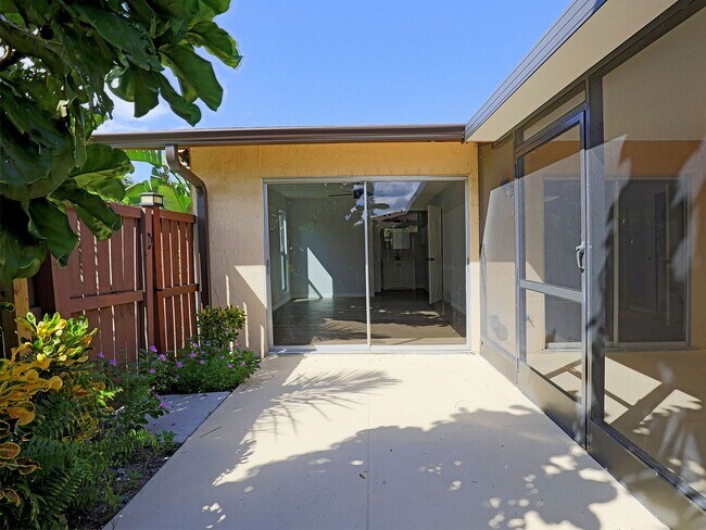Building Photo - Royal Woods 17340