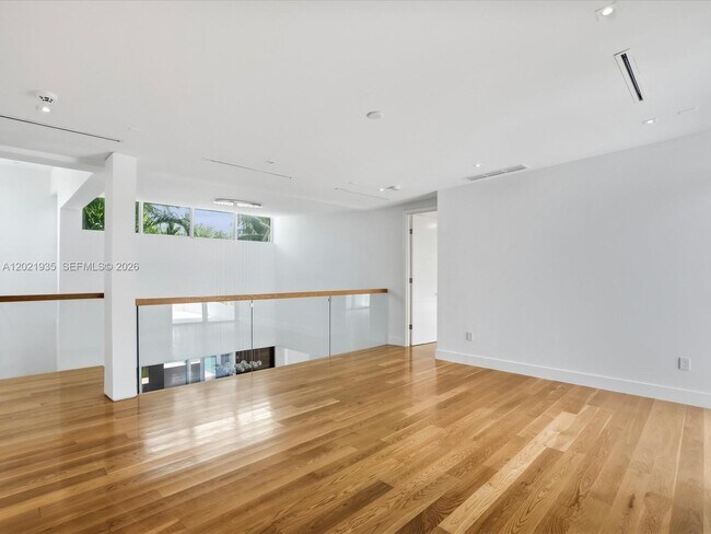 Foto del edificio - 125 Hampton Ln