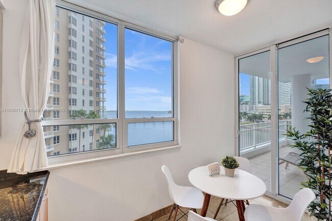 Foto del edificio - 801 Brickell Key Blvd