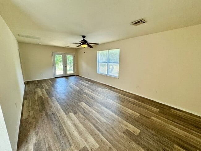 Building Photo - 3 bed 2 bath house now available for lease