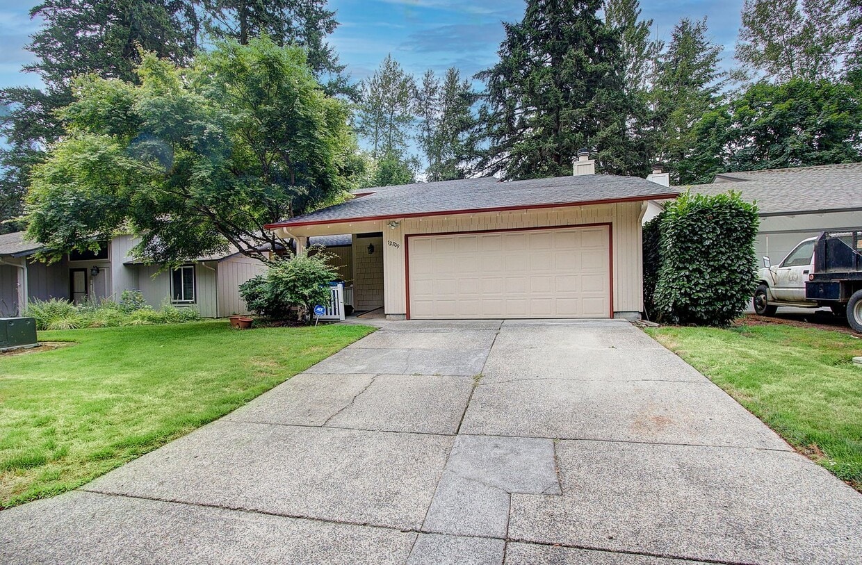 Bright 3 Bedroom 2 Bath Home in Pinebrook! Stainless Appliance Package - Bright 3 Bedroom 2 Bath Home in Pinebrook! Stainless Appliance Package
