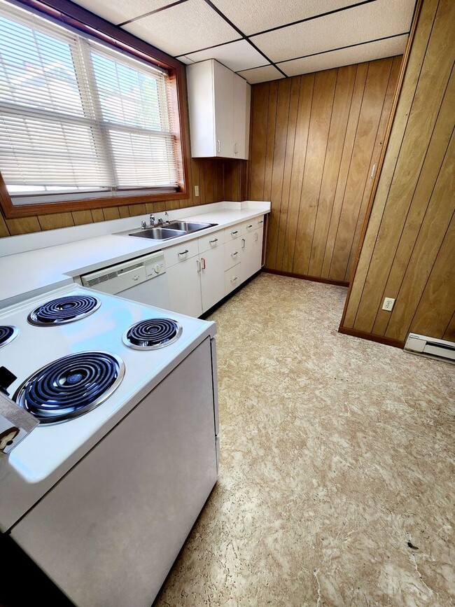 Building Photo - Woodburn. 2 Bedroom, 1 Bathroom Apartment ...