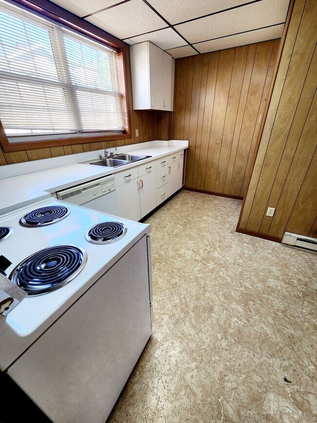 Foto del edificio - Woodburn. 2 Bedroom, 1 Bathroom Apartment ...