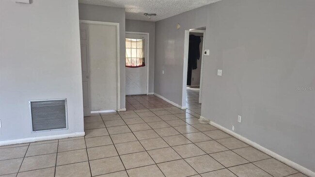 Foto del edificio - 8227 Clermont St