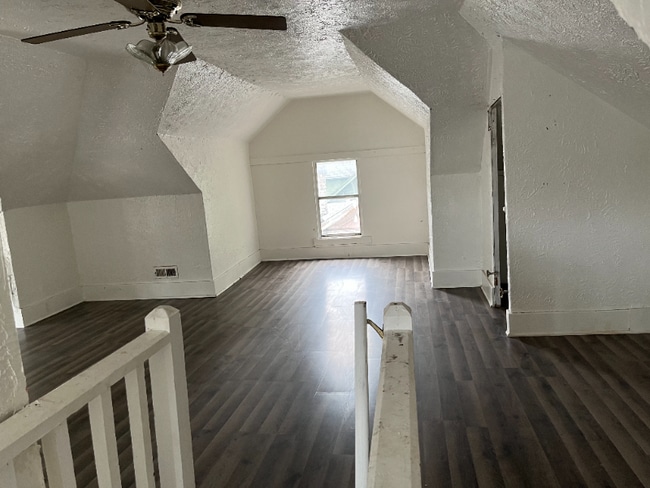 Building Photo - 418 S 1st St