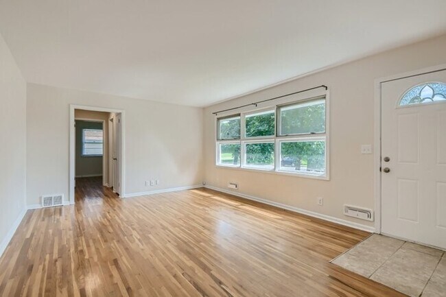 Foto del edificio - 5206 Paul Drive, Brooklyn Center, MN, 55429