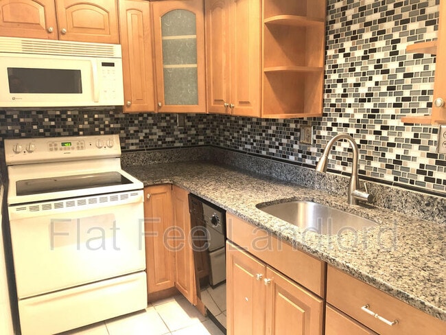 Building Photo - 1320 Fort Myer Dr