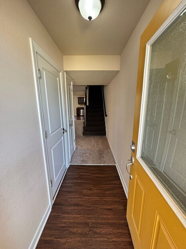 Foto del edificio - 2 bedroom, 2.5 bathroom Townhome in Raymor...