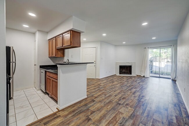 Building Photo - 11201 Lynbrook Dr