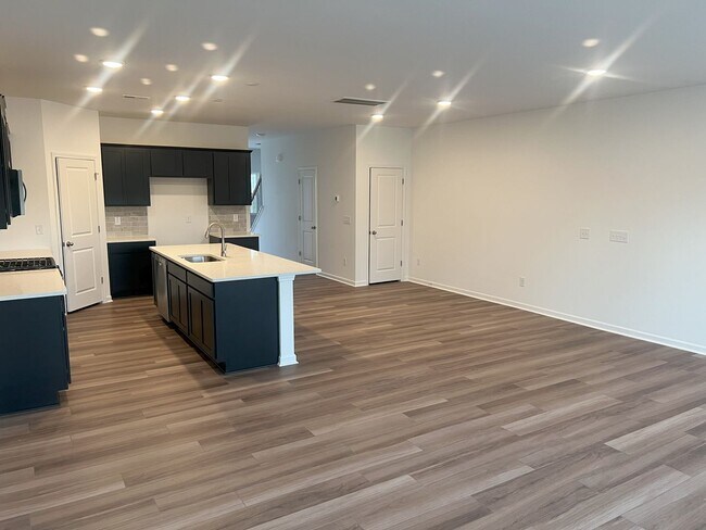 Foto del edificio - Bright & Modern 3-Bedroom Townhome in a Prime Triangle Location!