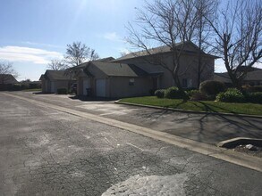 Building Photo - 819 Cally Ct