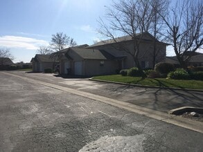 Building Photo - 819 Cally Ct