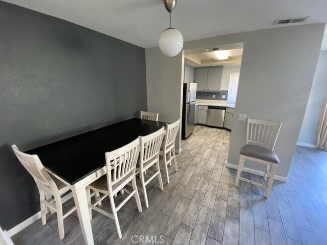 Foto del edificio - 952 Cone Flower Ln