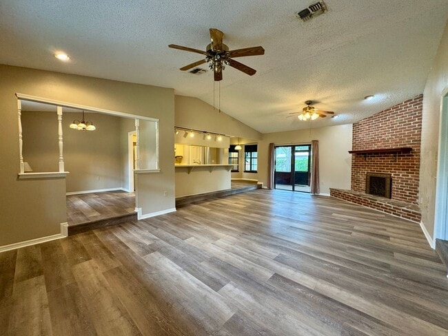 Building Photo - Fantastic 3/2 Sorrento Home with HOA!