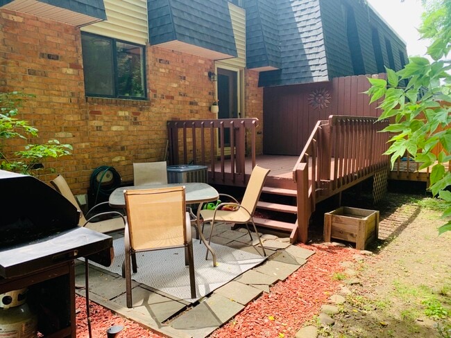 Deck & patio - 164 Penn Ln