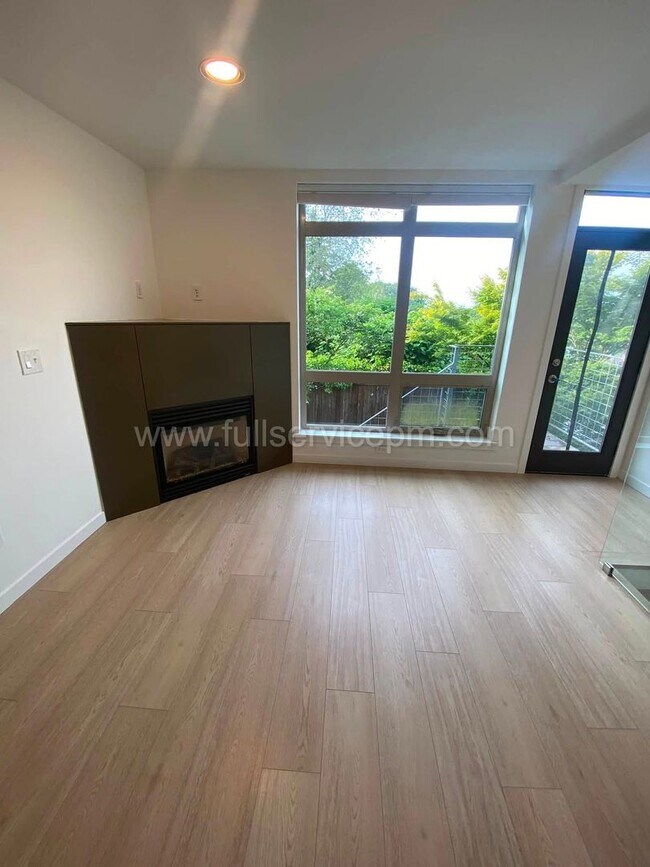 Foto del edificio - Modern Queen Anne Townhome w/ Dedicated Office, Fenced Patio, Lofted Primary Suite & Oversized Ga...