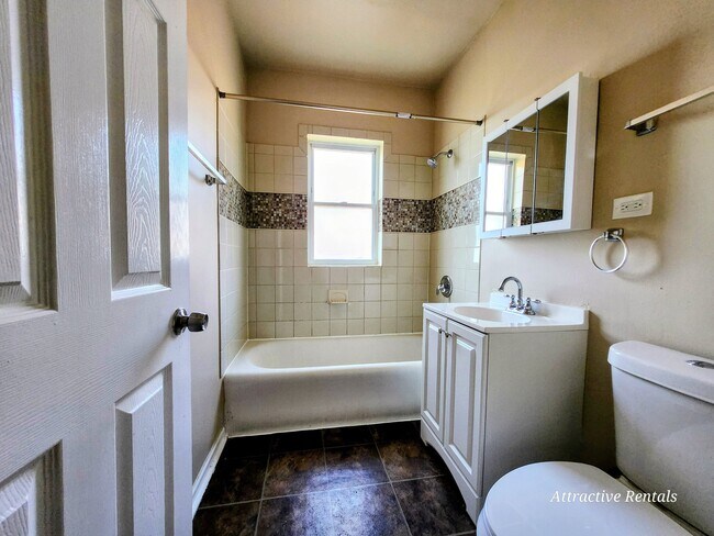 Foto del edificio - 2648 E 78th St