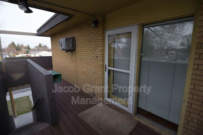 Foto del edificio - 220 N Fanning Ave