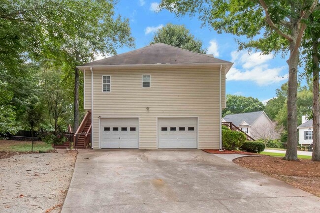 Building Photo - Impressive 4 Bed, 3 Bath Home with Fenced ...