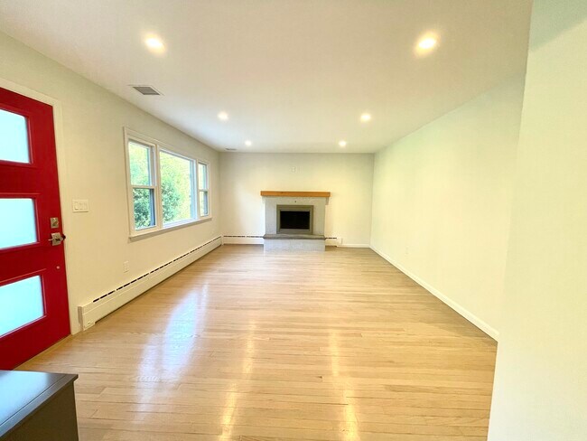 Wood burning fireplace - 25 High St