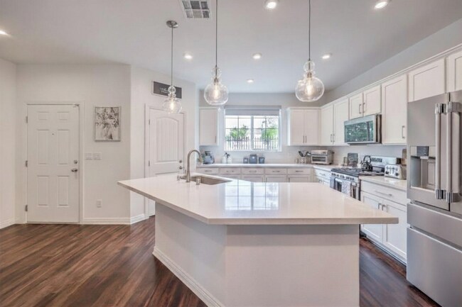 Foto del edificio - Unfurnished Skye Canyon Home in gated community w/ Loft & EV Charger