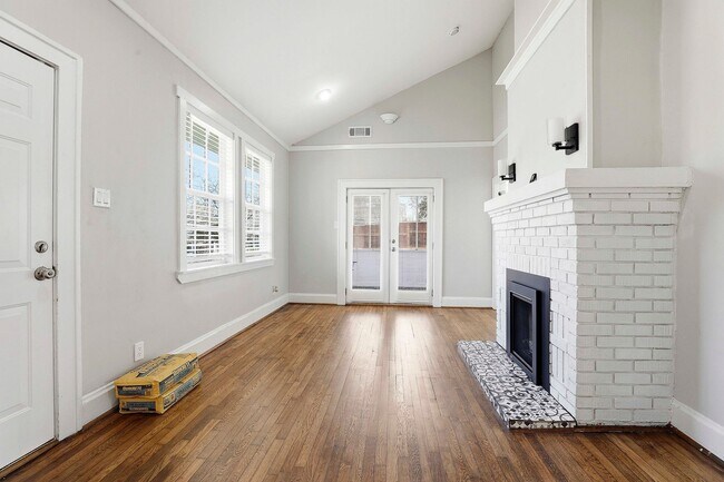 Building Photo - Updated 3BR Home with Large Yard Near Grant Park and Summerhill