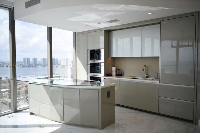 Foto del edificio - 18975 Collins Ave