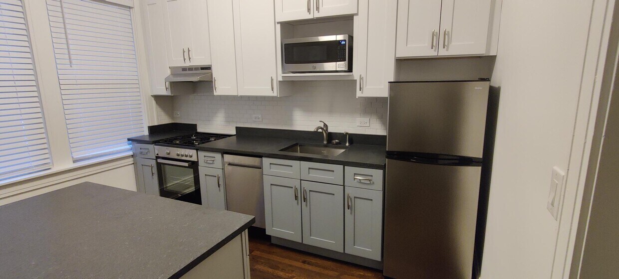 Foto principal - 3030 N. Sheridan Road