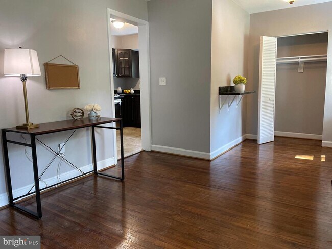 Foto del edificio - 806 Rosemere Ave