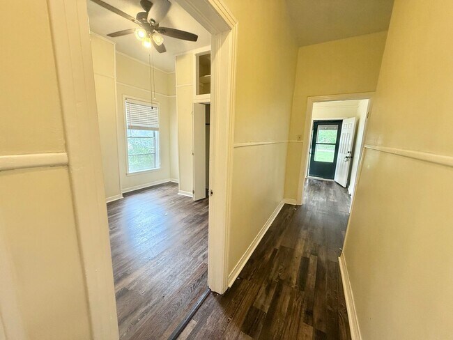 Foto del edificio - 3 bed/1 bath Duplex