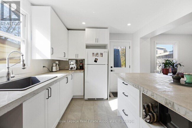 Building Photo - 289 Strathearne Ave