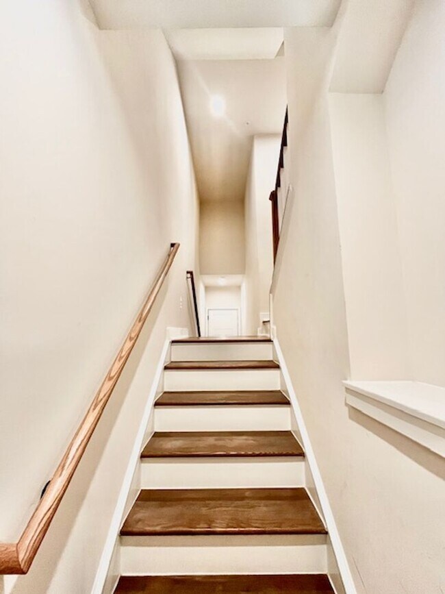 Foto del edificio - Stunning 3 bedroom/2.5 bathroom end unit c...