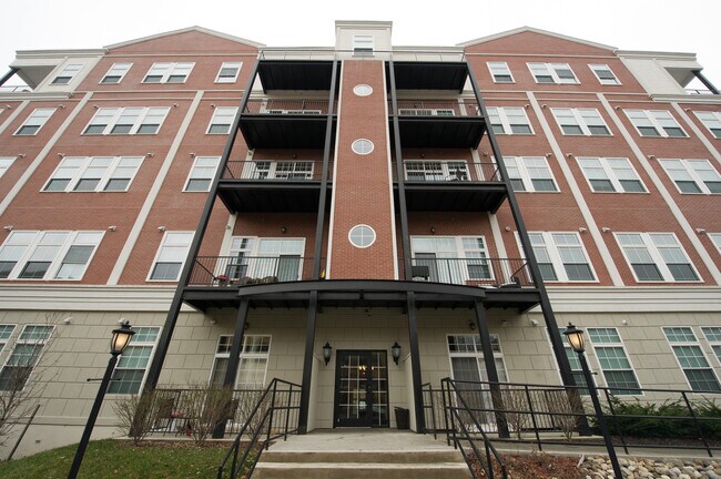 The Monroe- Planta 49 Sheridan Ave. - The Monroe Apartments