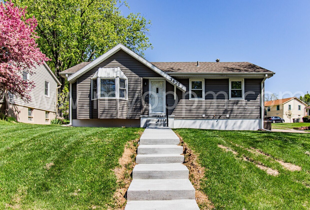 Foto principal - Pristine 4 Bedroom / 2 Bathroom Home | Wes...