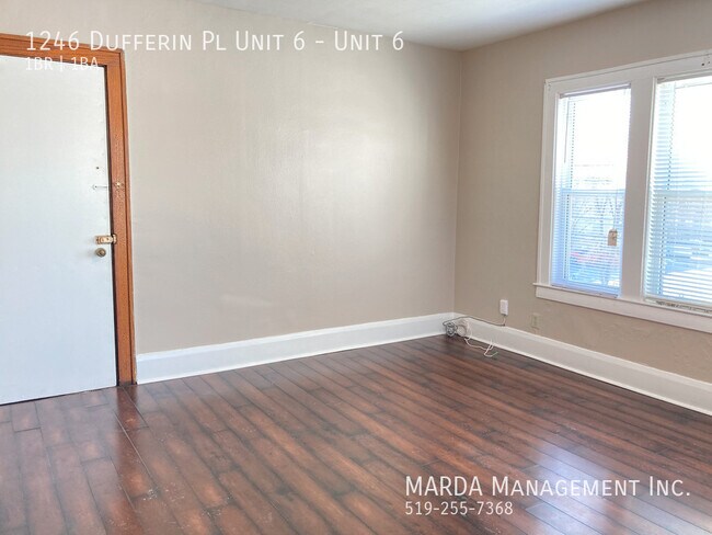 Photo du bâtiment - CHAMRING 1 BED/1 BATH APT ON DUFFERIN & GILES + HYDRO!