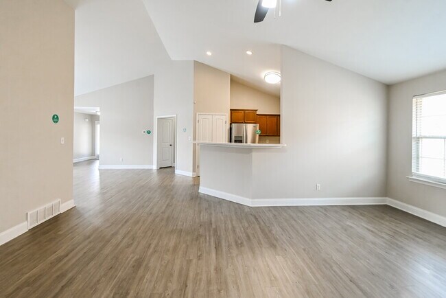 Building Photo - 2932 S Hartland