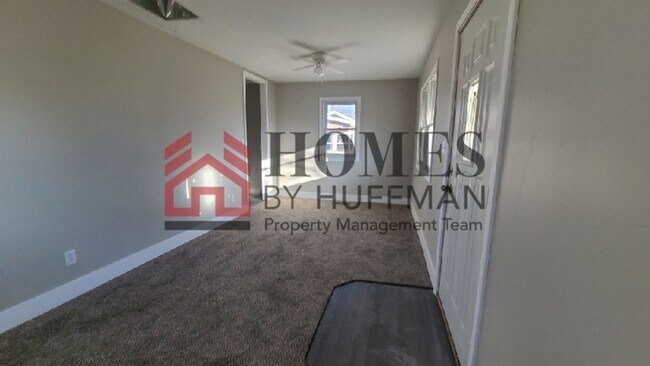 Building Photo - 3 Bedroom House | Two Baths | Westside