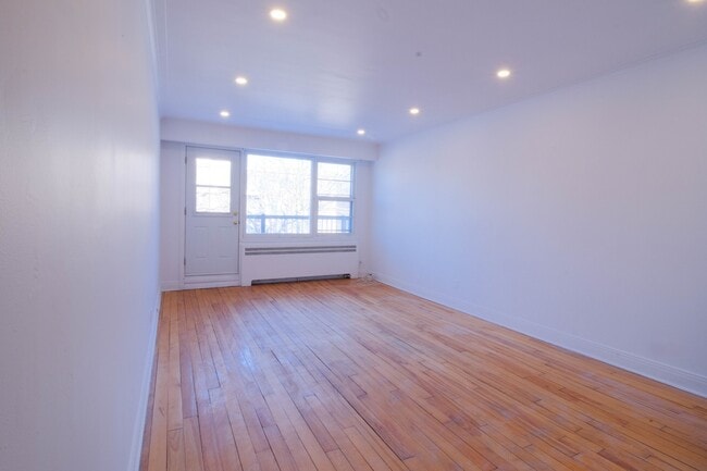 Building Photo - 5980 Av Decelles