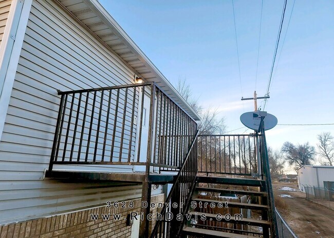 Building Photo - 3 bed, 1 Bath, 1200 sqft with washer/dryer...