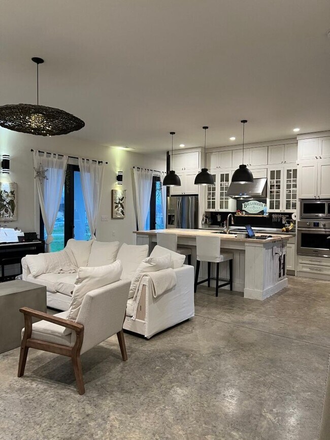 Building Photo - Exclusive Golf & Country Club Living