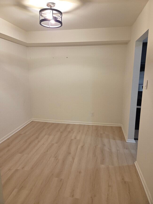 Building Photo - 114 Van Buren Rd Apt # 2