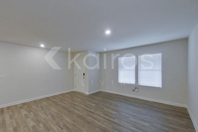 Building Photo - 254 York Ln