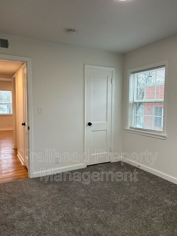 Foto del edificio - 300 E Gregory Blvd