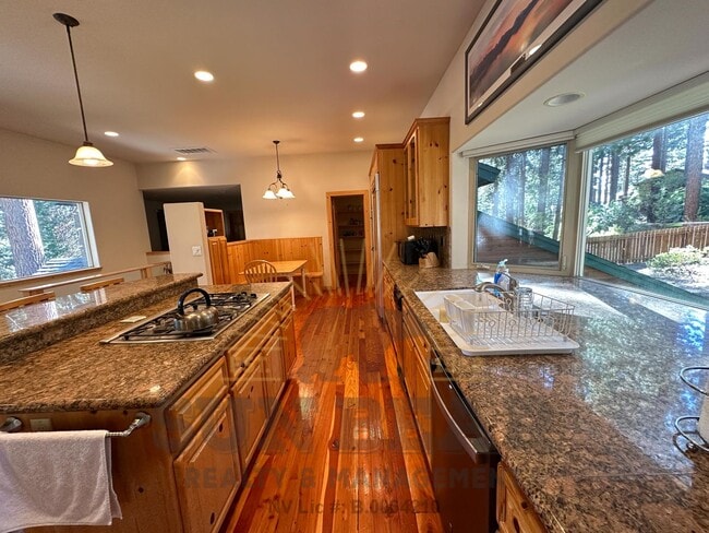 Building Photo - Beautiful 4 Bedroom, 3.5 bath home w gorge...