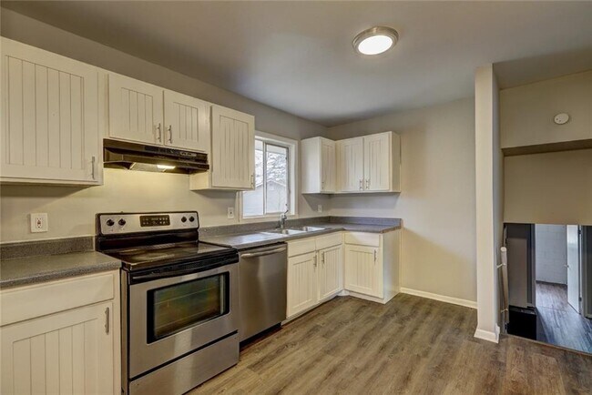 Foto del edificio - 70 Jonathan Rd