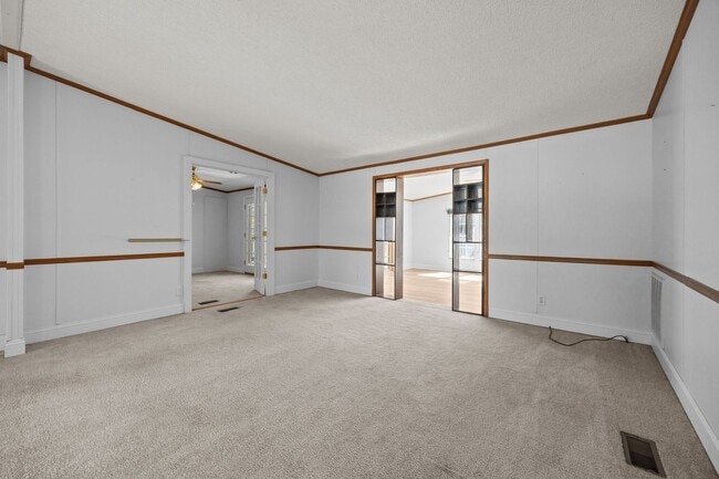 Building Photo - 4 bedroom 2 bathroom spacious home!