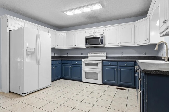Kitchen - 394 Leona Dr