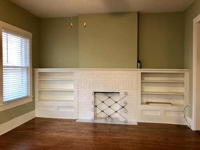 Building Photo - Adorable Duplex Unit Near the Arts District!