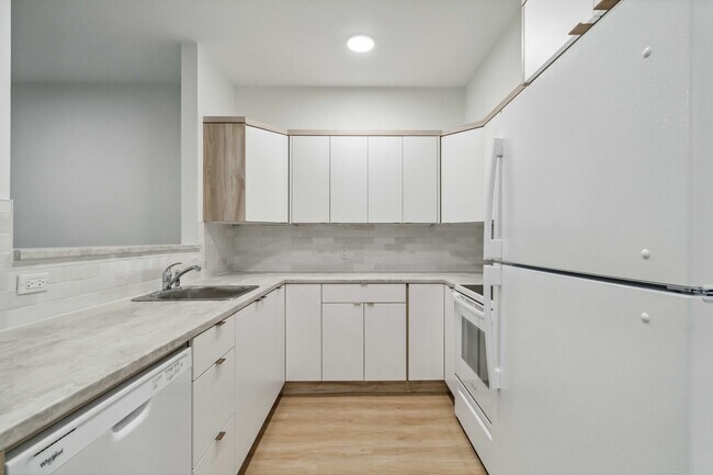 Photo du bâtiment - WELCOME TO GARDENSTONE - TWO BEDROOM PLUS DEN APARTMENT AVAILABLE